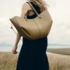 Cyme Edition met textuur in rokerig olijfgroen