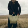 Cyme Tote Edition met textuur in linde