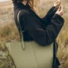 Cyme Tote Edition met textuur in linde