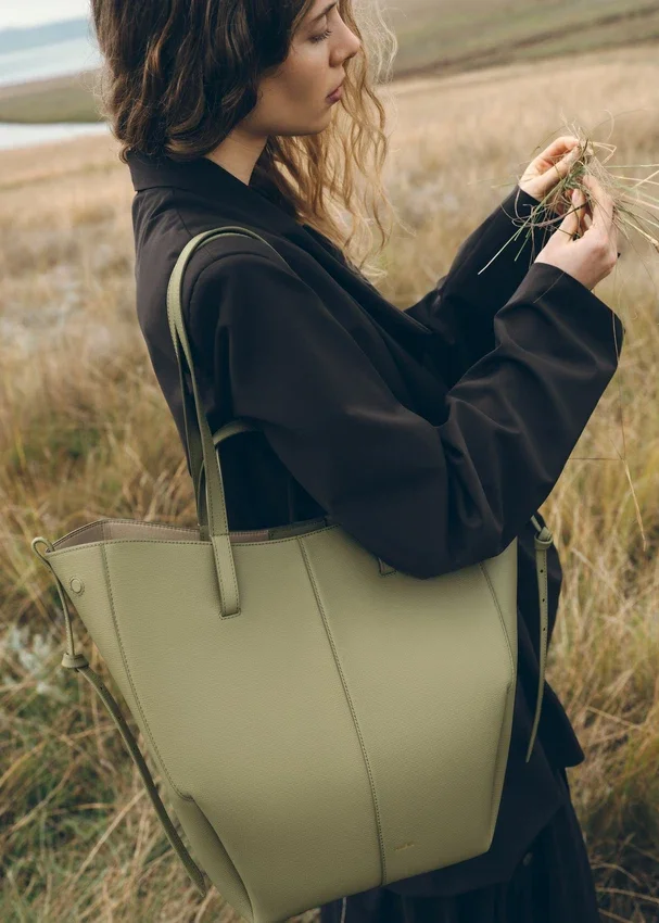 Cyme Tote Edition met textuur in linde