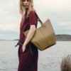 Cyme Tote Edition met textuur in rokerig olijfgroen