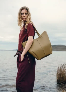Cyme Tote Edition met textuur in rokerig olijfgroen