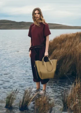 Cyme Tote Edition met textuur in rokerig olijfgroen