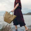 Cyme Tote Edition met textuur in rokerig olijfgroen