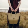 Cyme Tote Edition met textuur in rokerig olijfgroen