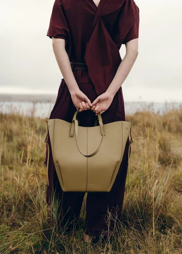 Cyme Tote Edition met textuur in rokerig olijfgroen