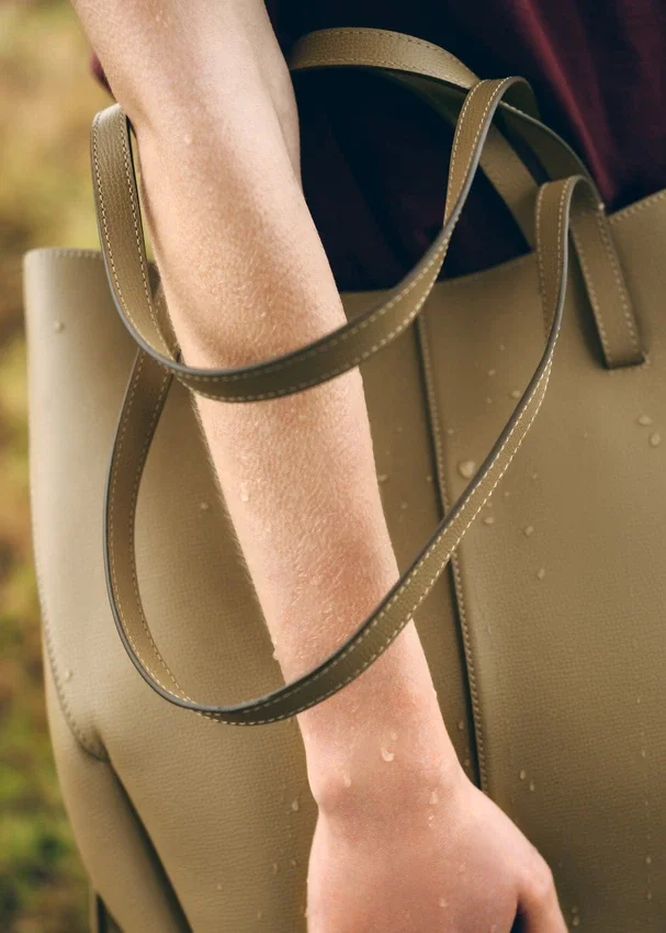 Cyme Tote Edition met textuur in rokerig olijfgroen