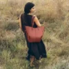 Cyme Tote Edition met textuur in terracotta