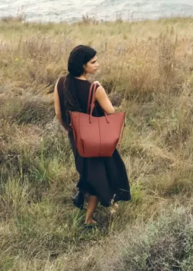Cyme Tote Edition met textuur in terracotta