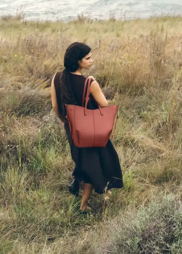 Cyme Tote Edition met textuur in terracotta