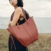 Cyme Tote Edition met textuur in terracotta
