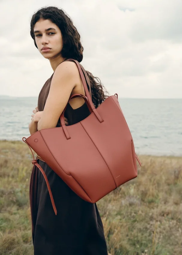 Cyme Tote Edition met textuur in terracotta