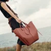 Cyme Tote Edition met textuur in terracotta