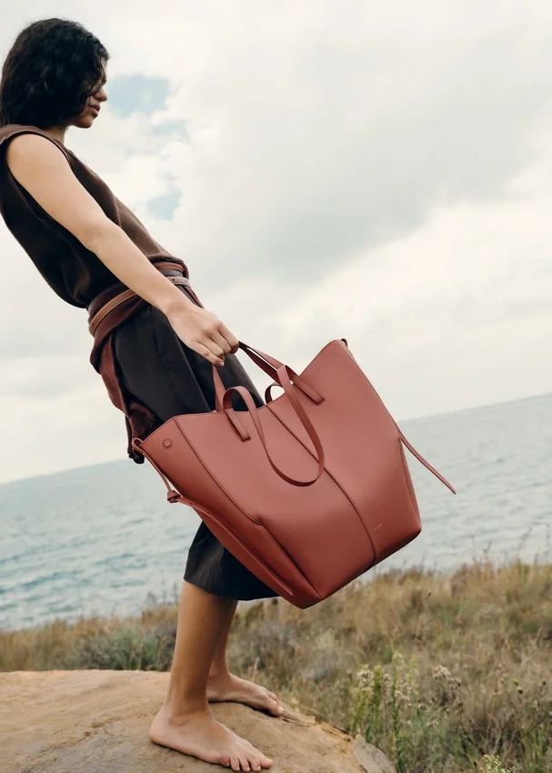 Cyme Tote Edition met textuur in terracotta
