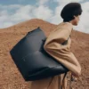 Cyme Tote Edition zwart met structuur en ecru stiksels
