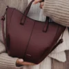 Cyme Tote Nano-editie met structuur in Black Cherry