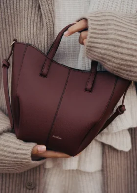 Cyme Tote Nano-editie met structuur in Black Cherry