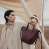 Cyme Tote Nano-editie met structuur in Black Cherry