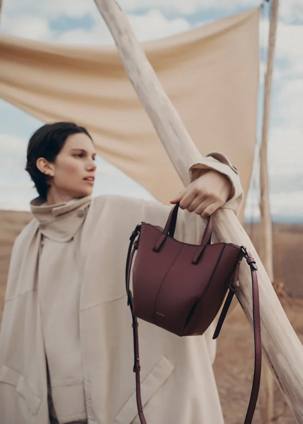 Cyme Tote Nano-editie met structuur in Black Cherry