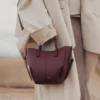 Cyme Tote Nano-editie met structuur in Black Cherry
