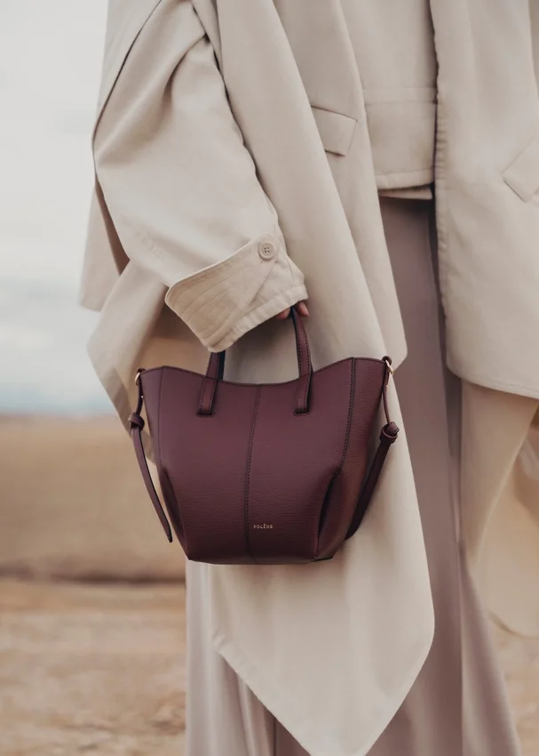 Cyme Tote Nano-editie met structuur in Black Cherry