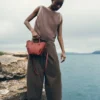 Cyme Tote Nano-editie met textuur in terracotta