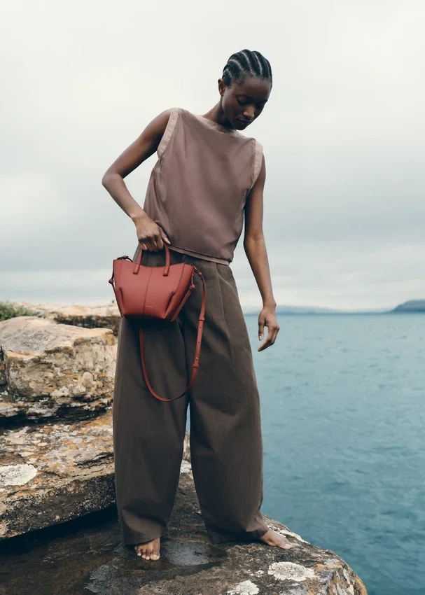 Cyme Tote Nano-editie met textuur in terracotta
