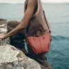 Cyme Tote Nano-editie met textuur in terracotta