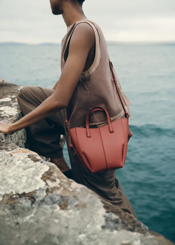 Cyme Tote Nano-editie met textuur in terracotta