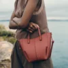 Cyme Tote Nano-editie met textuur in terracotta