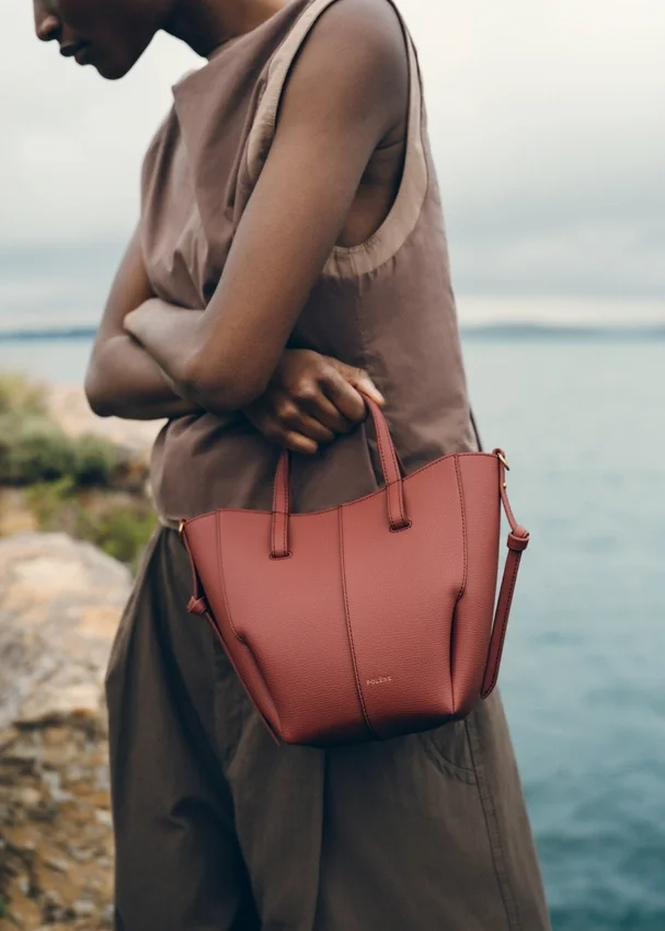 Cyme Tote Nano-editie met textuur in terracotta