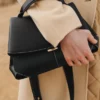 Mokki Edition Textured Black met ecru stiksels
