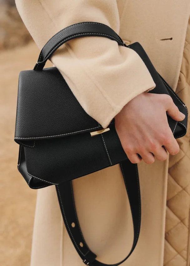 Mokki Edition Textured Black met ecru stiksels