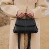 Mokki Edition Textured Black met ecru stiksels