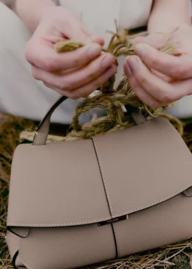 Mokki Mini Edition met textuur in taupe