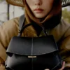Mokki Mini Edition Textured Black met ecru stiksels