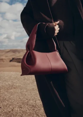 Numéro Neuf East West Edition met structuur in Black Cherry