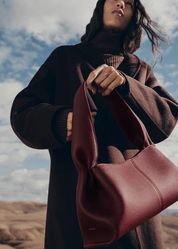 Numéro Neuf East West Edition met structuur in Black Cherry