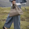 Numéro Neuf Edition met textuur in taupe