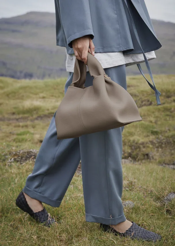 Numéro Neuf Edition met textuur in taupe