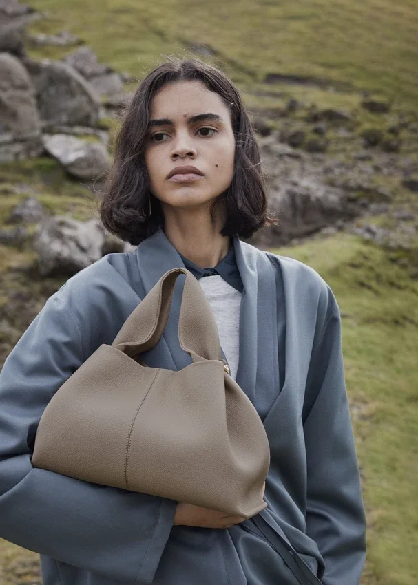 Numéro Neuf Edition met textuur in taupe