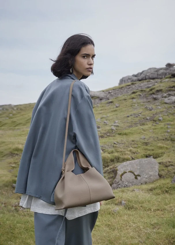 Numéro Neuf Edition met textuur in taupe