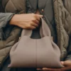Numéro Neuf Mini Edition met textuur, taupe