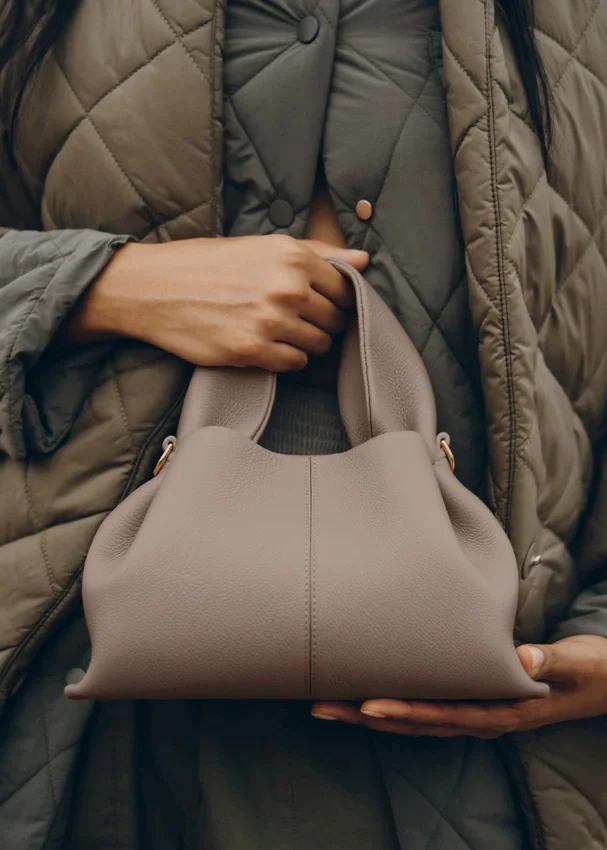Numéro Neuf Mini Edition met textuur, taupe