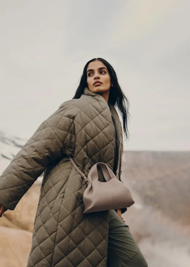 Numéro Neuf Mini Edition met textuur, taupe