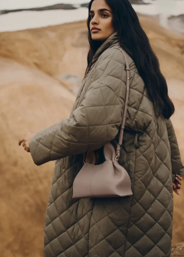 Numéro Neuf Mini Edition met textuur, taupe