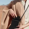 Numéro Sept Crossbody-portemonnee-editie, zwart met textuur