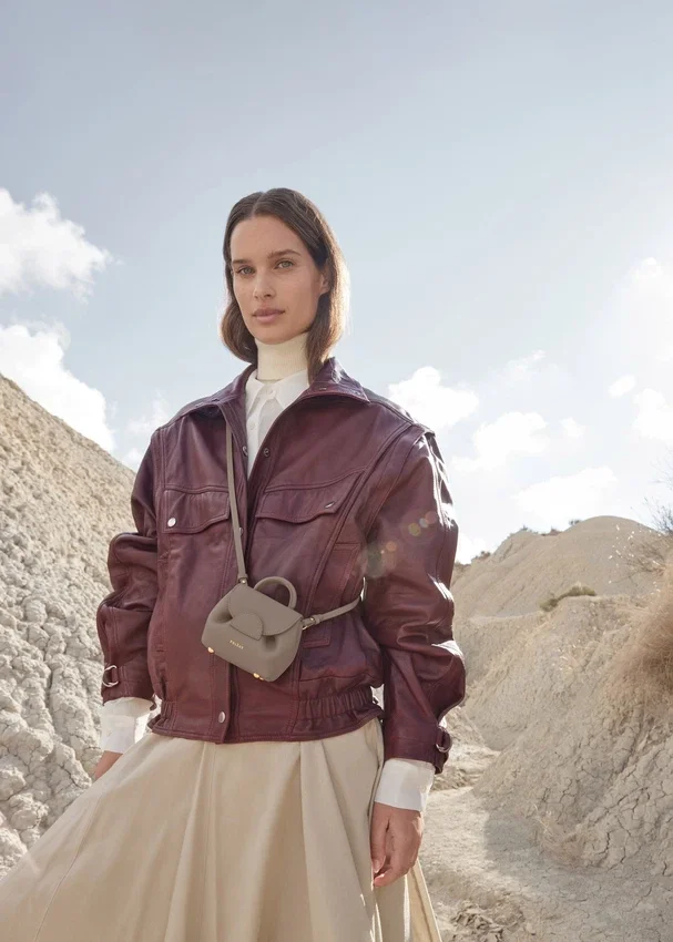 Numéro Un Micro-editie met textuur, taupe