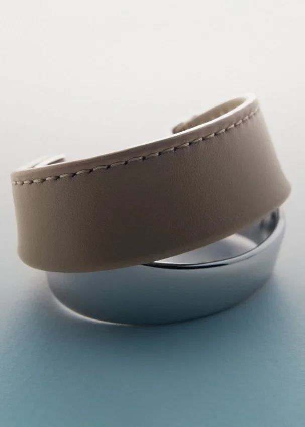 Ormé Cuff Edition Zilver in rhodium met taupekleurig leer