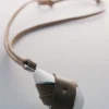 Ormé hanger, zilverkleurig in gerhodineerd messing met taupekleurig leer